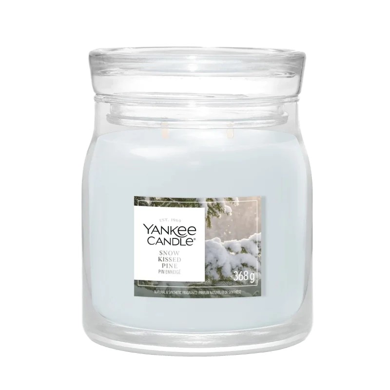 Yankee Candle Signature - Lumânare în borcan mediu cu două fitile, aroma Snow Kissed Pine